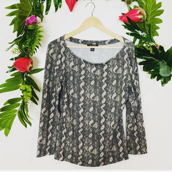 St. John Tops - St. John snakeprint blouse ✨size medium